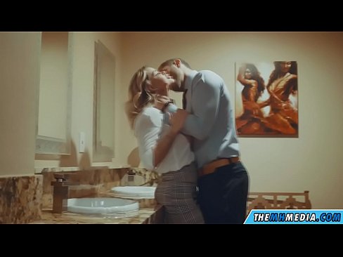 ❤️ Wakati blonde mwenye busty anakutongoza kwenye choo cha umma Ponografia kali ❌
